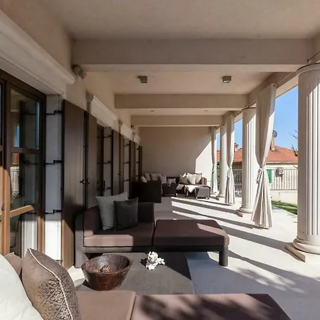 Vila Exclusive Marnano - Center Split