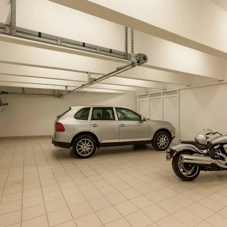 Exclusive Marnano - Center Split